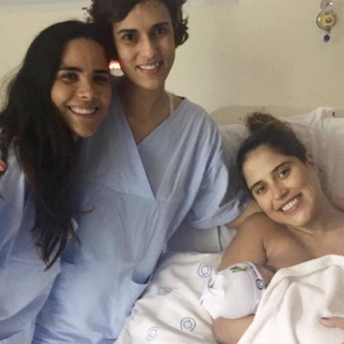 Fisioterapeuta Alessandra Sonego com Camilla Camargo, segurando seu bebê recém-nascido, e Wanessa Camargo no hospital.