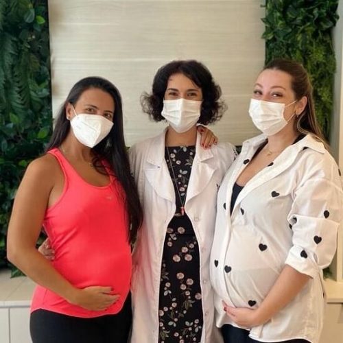 A fisioterapeuta Alessandra Sonego está pousando para foto com as suas pacientes grávidas Renata Abate e Sammy Sales em seu consultório.