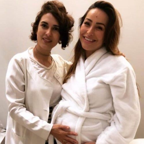 Fisioterapeuta Alessandra Sonego pousando para a foto com a sua paciente grávida Sabrina Sato